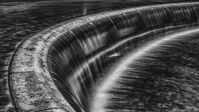 waterfall-ged5cbb6a4_640.jpg