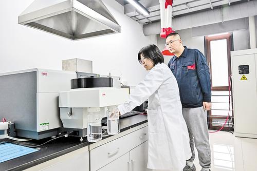 张广田（右）与同事使用原子吸收分光光度计检测重金属